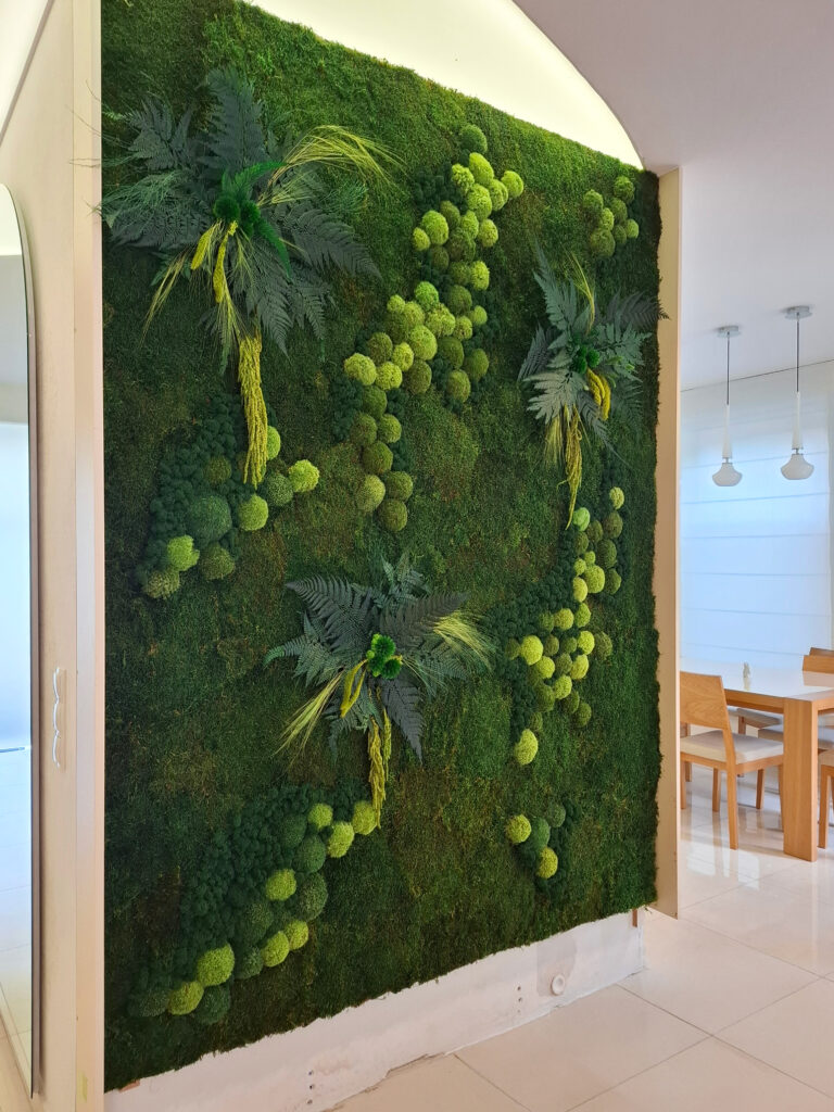 Moss en el dormitorio en forma de una elegante composición de pared hecha de musgo y plantas estabilizadas
