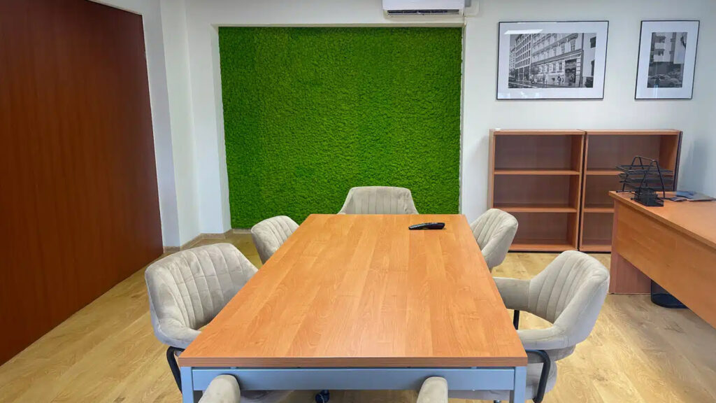 Mech chrobotek w formie dekoracji ściennej w biurze.