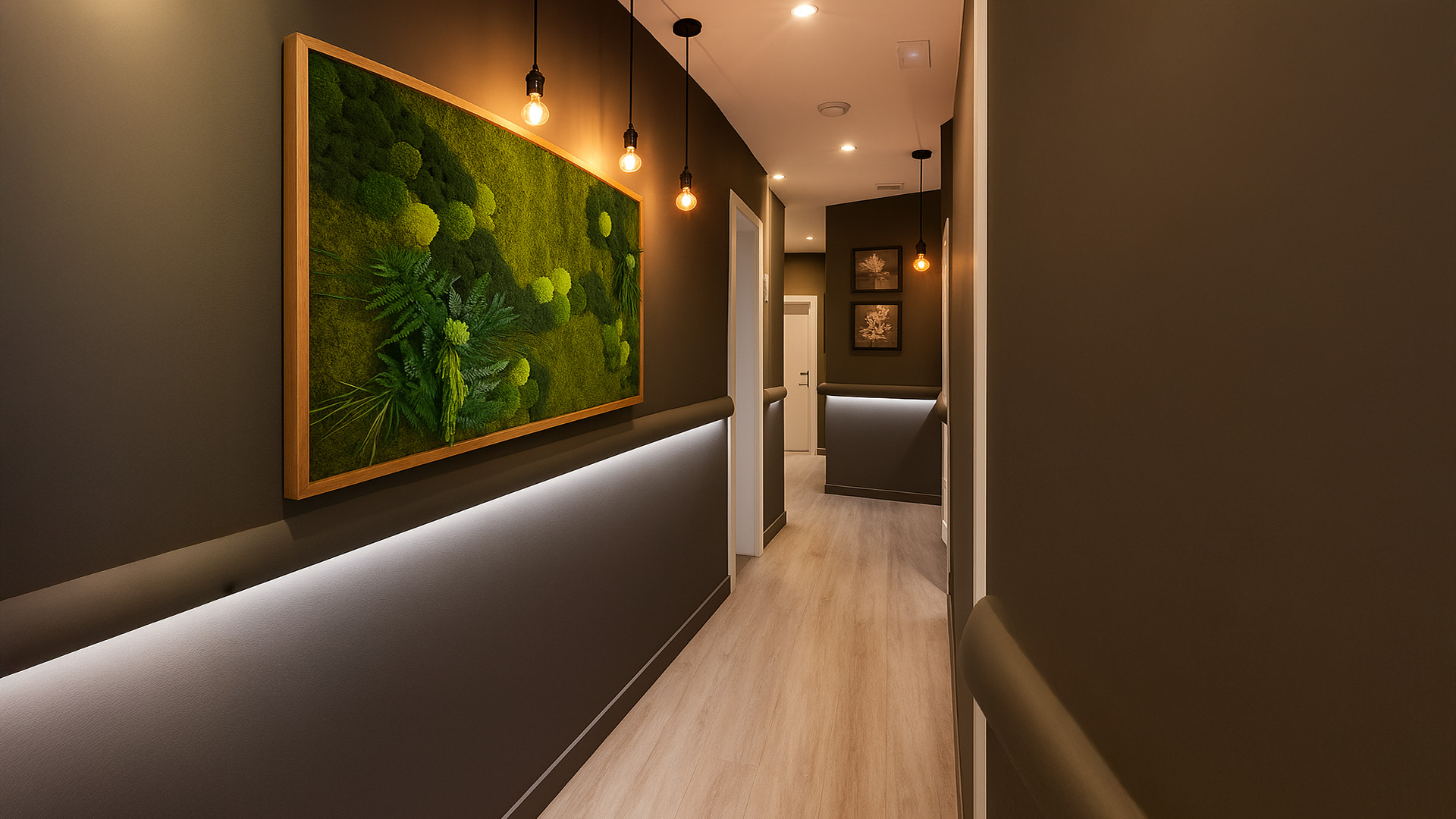 Panel z mchu w dębowiej ramie zawieszony w ciemnym korytarzu