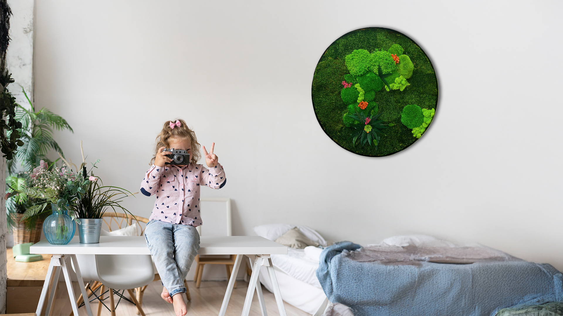 Okrągły obraz z mchu i roślin stabilizowanych w pokoju dziecka