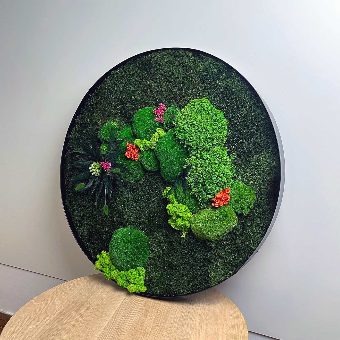 A picture made of moss and plants stabilized in a metal frame